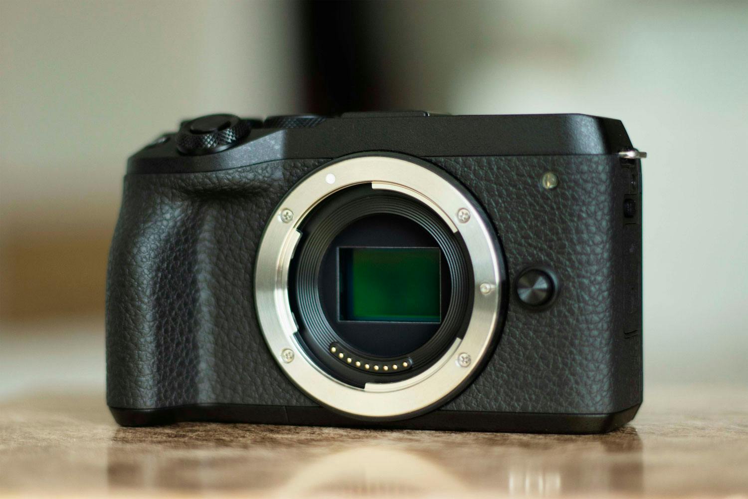 Kameran kenno. Jos kameran kennoon pääsee likaa tai pölyä, se voi vaurioitua.